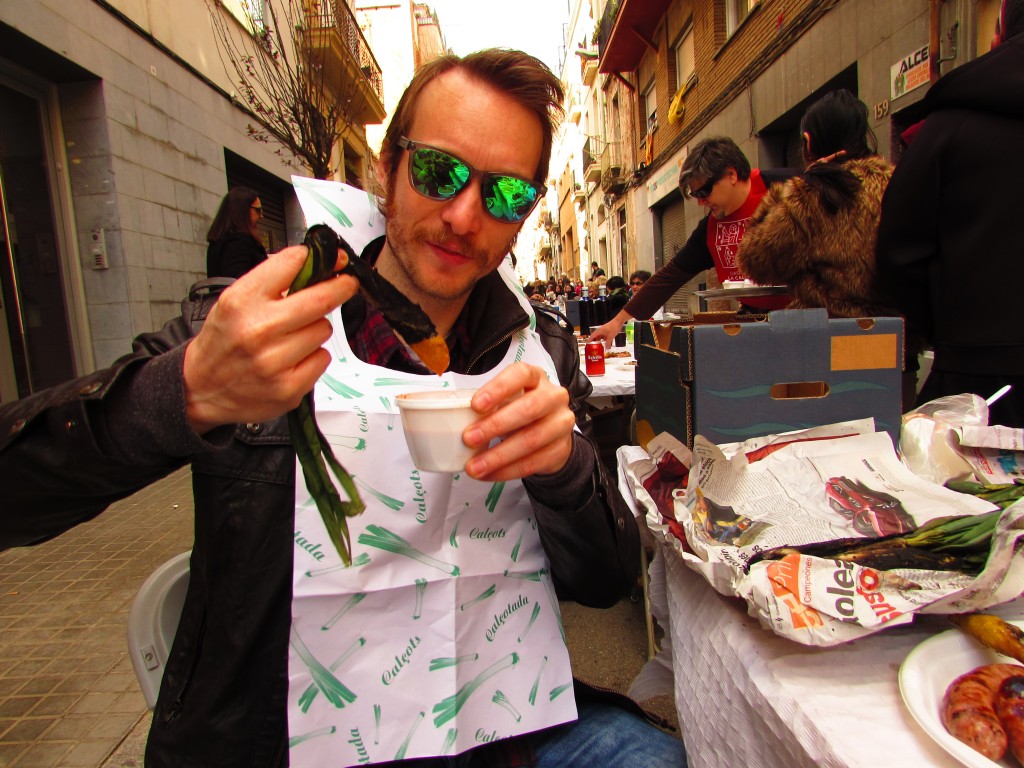 Ben Holbrook eating calots at Sants Jocs Florals calçotada 2016