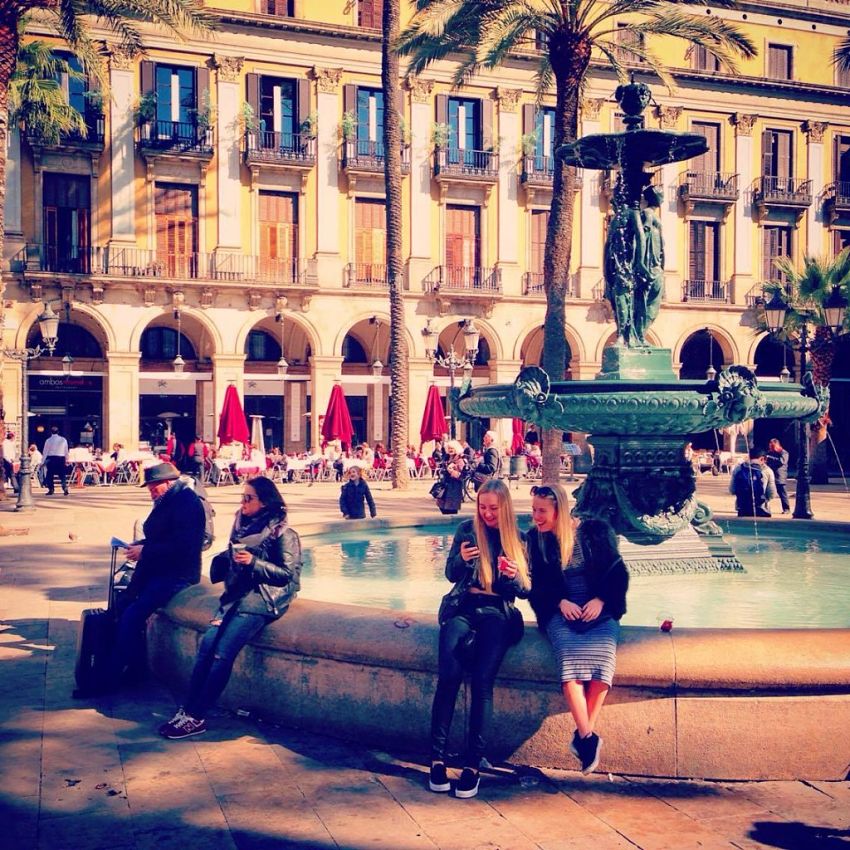 Placa Reial in the Gothic Quarter ~ Great restaurants, bars and nightclubs