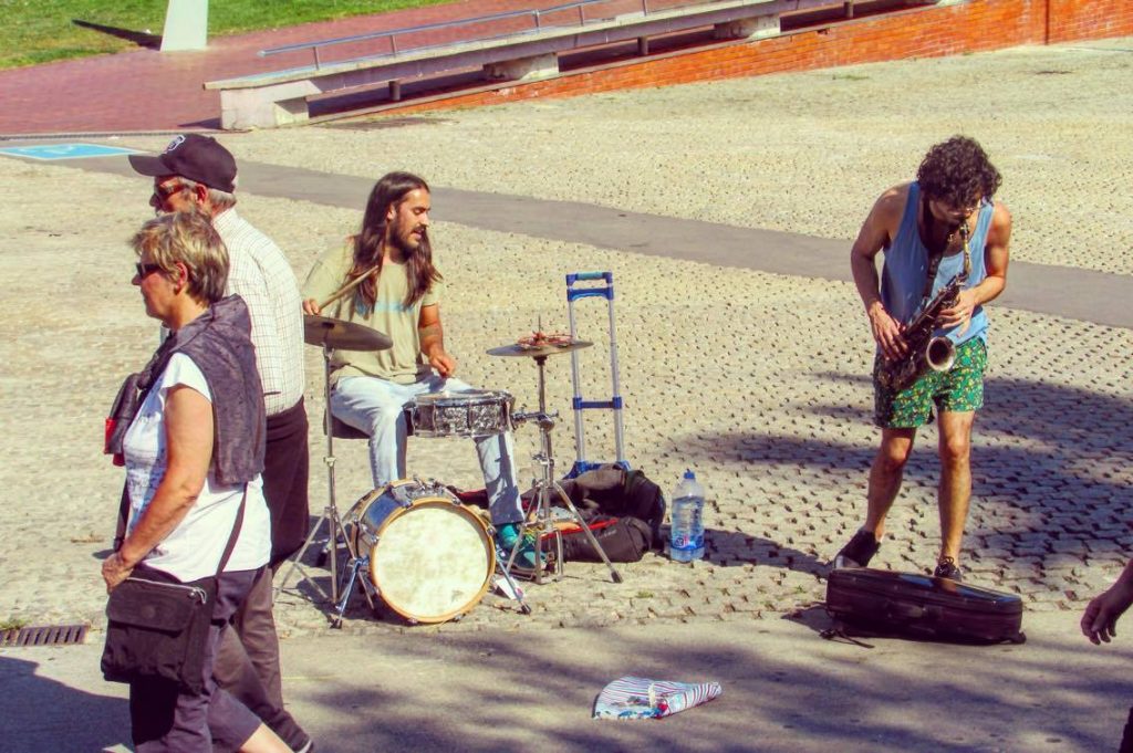 Drum n sax live music near Barcelona Port Vell
