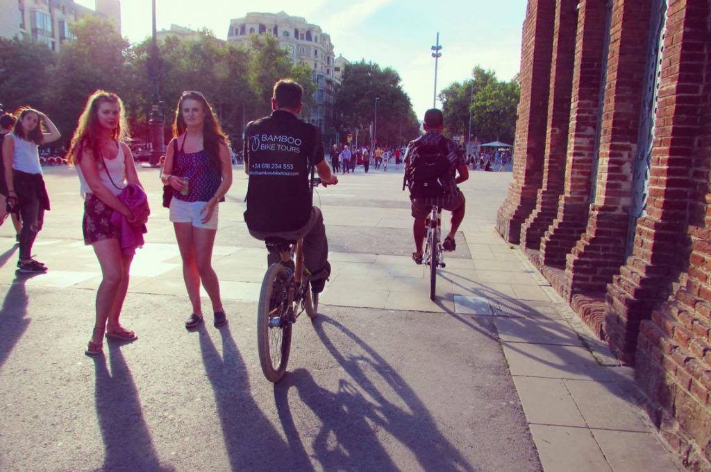 Turning heads under the Arc de Triomf