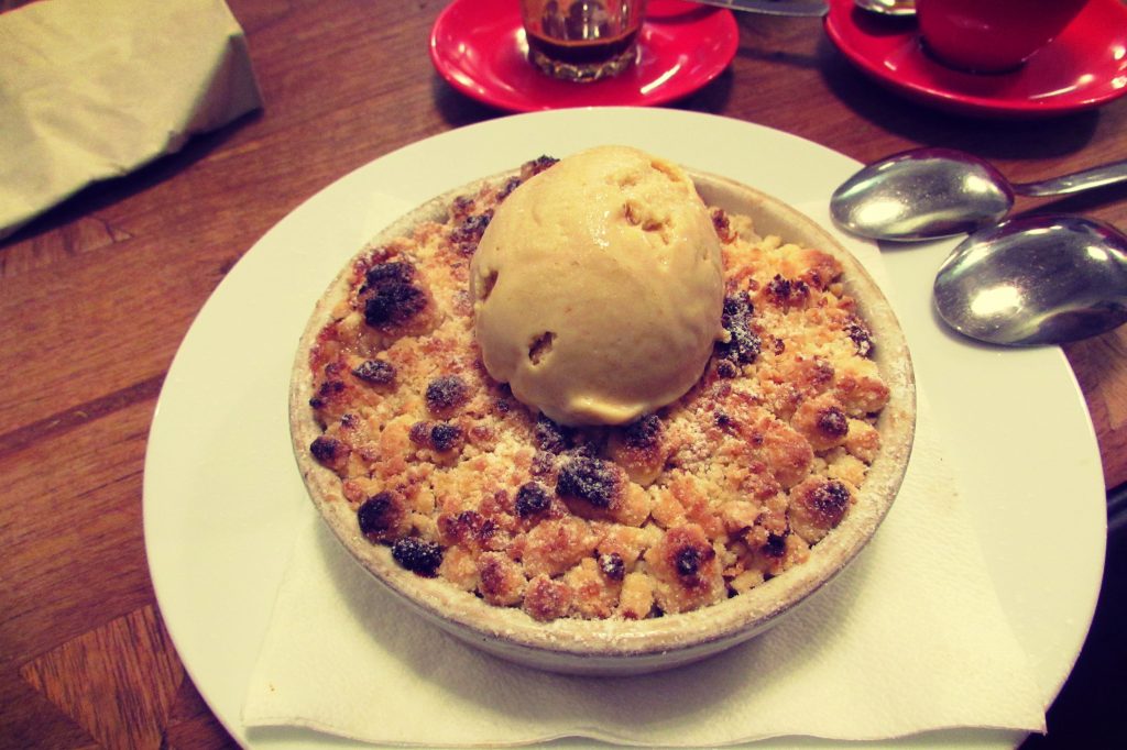 Crumble at Caravelle in Raval, Barcelona
