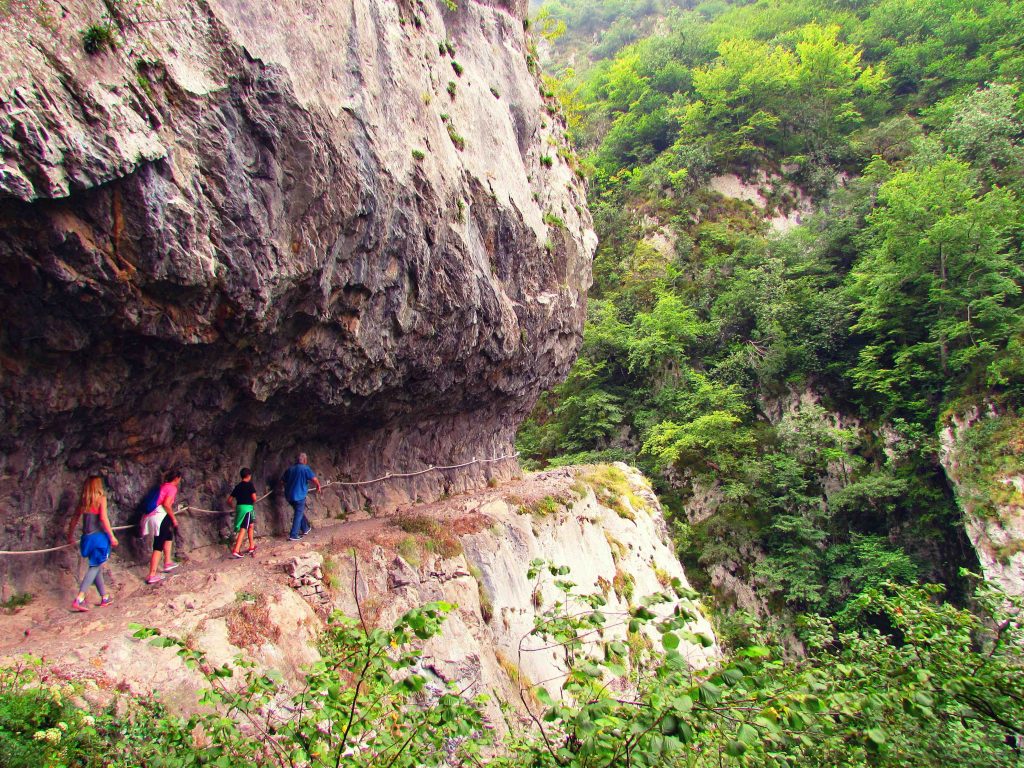 walking-picos-de-europa-mountains-in-asturias