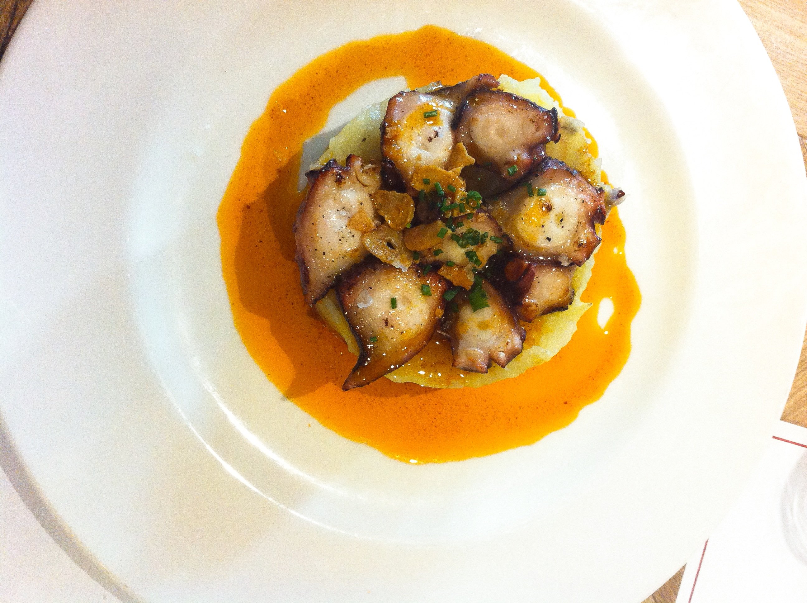 PULPO CON CREMA DE PATATA Y ACEITE DE PIMENTÓN OCTOPUS WITH POTATO CREAM AND PEPPER OIL at Manolete Restaurant Barcelona