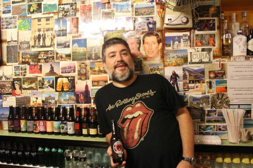 Suso showing off his excellent selection of craft beers at El bar Paris