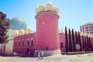The bizarre Dali Museum exterio, complete with rooftop eggs...