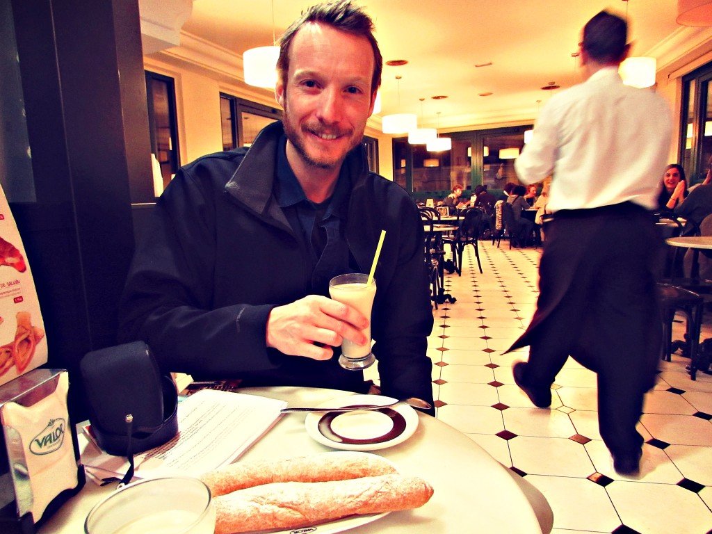 ben-holbrook-enjoying-horchata-and-fartons-in-valencia