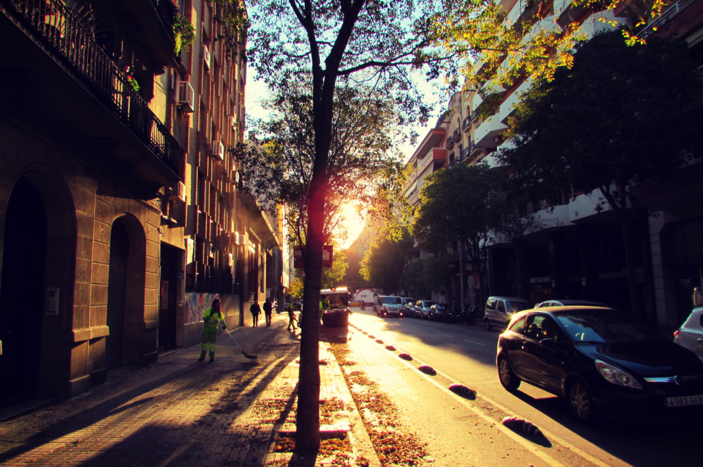 sunset-on-carrer-concell-de-cent-in-barcelonas-eixample-left-neighbourhood