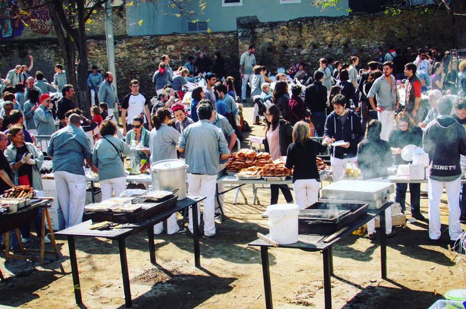street barbecue in Barcelona: calcotada in Sants, Barcelona