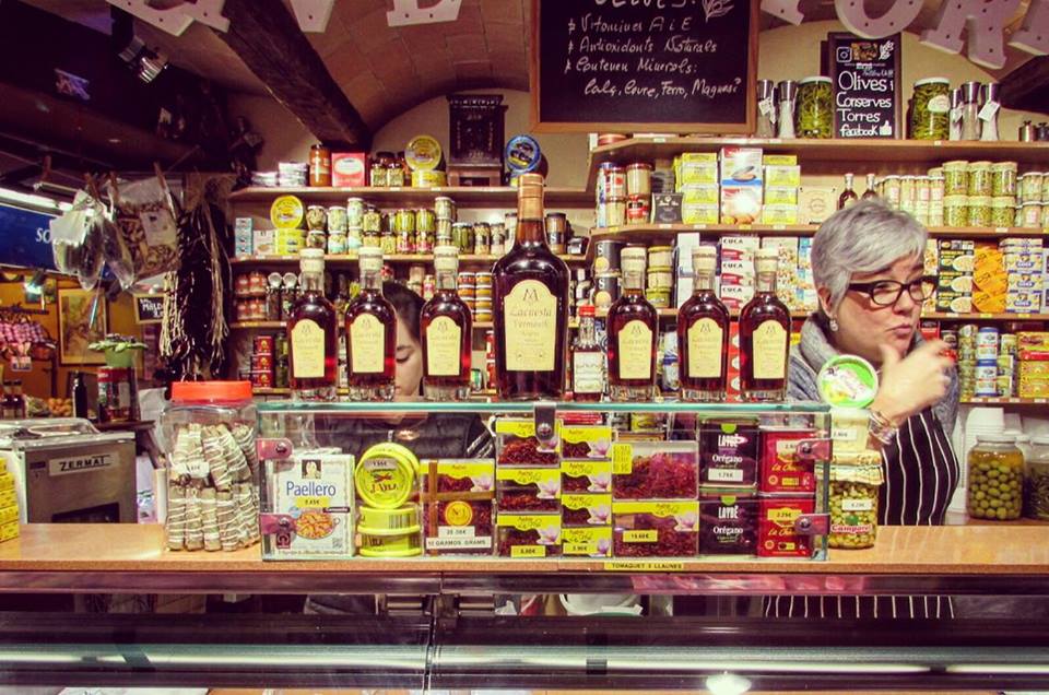 chatting with the stall holders at Santa Caterina Food Market - Barcelona Food Sherpa Market Tour and Home Dining Experience