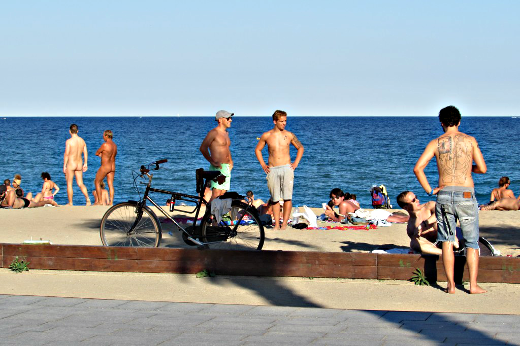 Mar bella Beach Scene - Tattoos and naked people