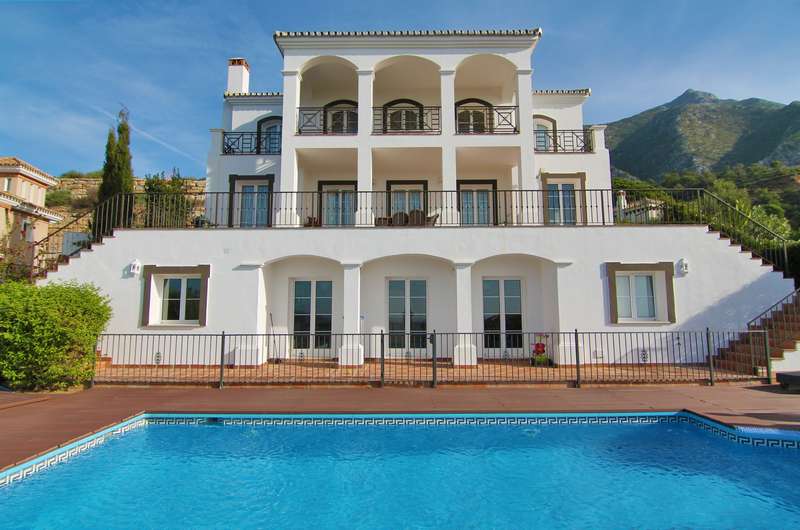 buy-a-holiday-villa-costa-del-sol (1)