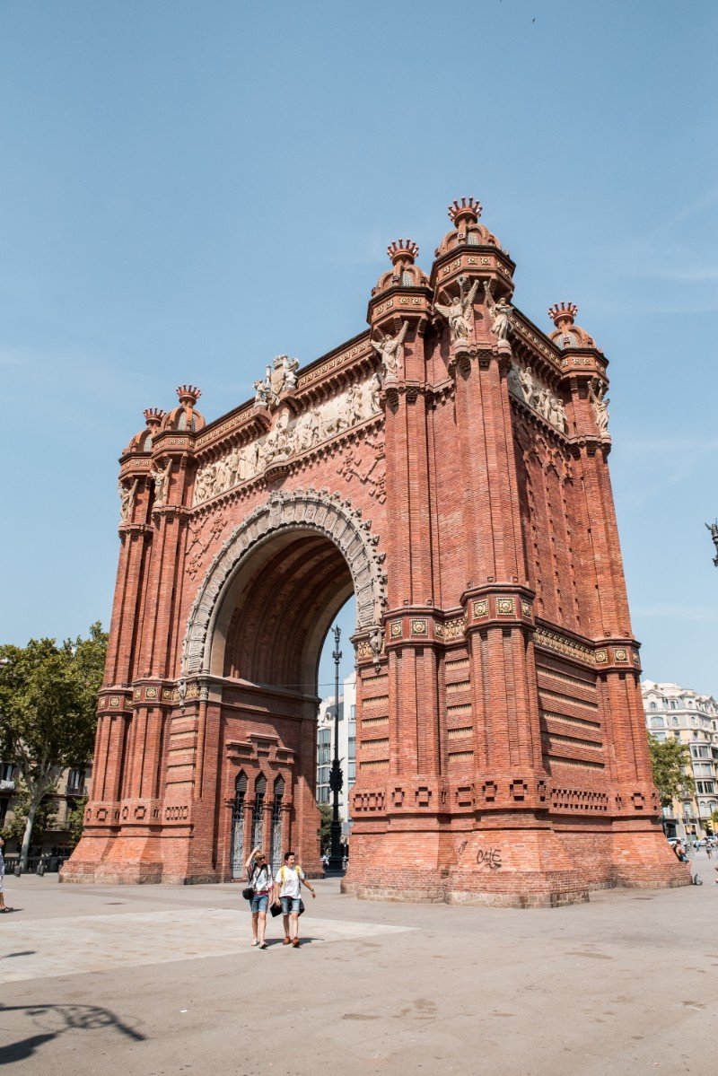 Rafa guiding us to Barcelona's very own Arc de Triomf - on the FLC Barcelona Architecture Tour. 