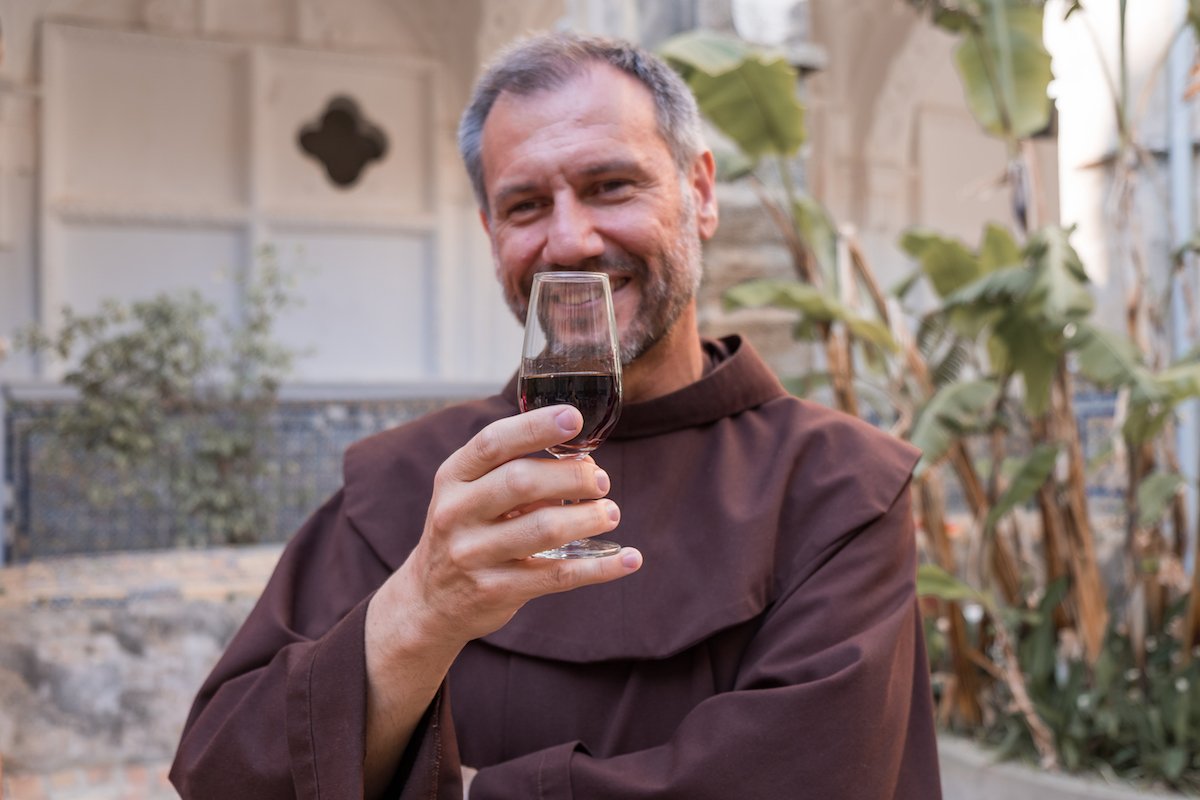 Friar Juanjo. The living embodiment of Chipiona's warmth, light and generosity. Friar Juanjo. The living embodiment of Chipiona's warmth, light and generosity.
