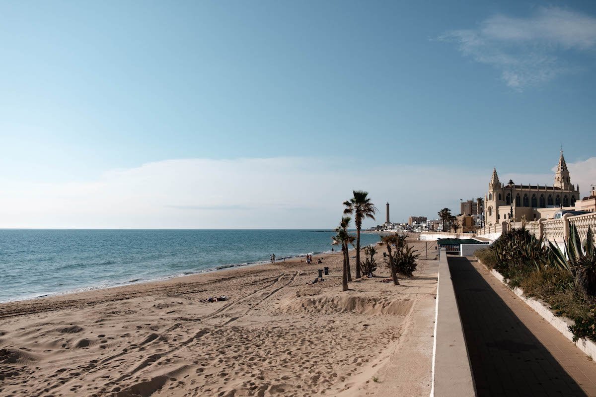 Chipiona's beach and boardwalk - perfect or cycling. By Ben Holbrook. Chipiona's beach and boardwalk - perfect or cycling. By Ben Holbrook.