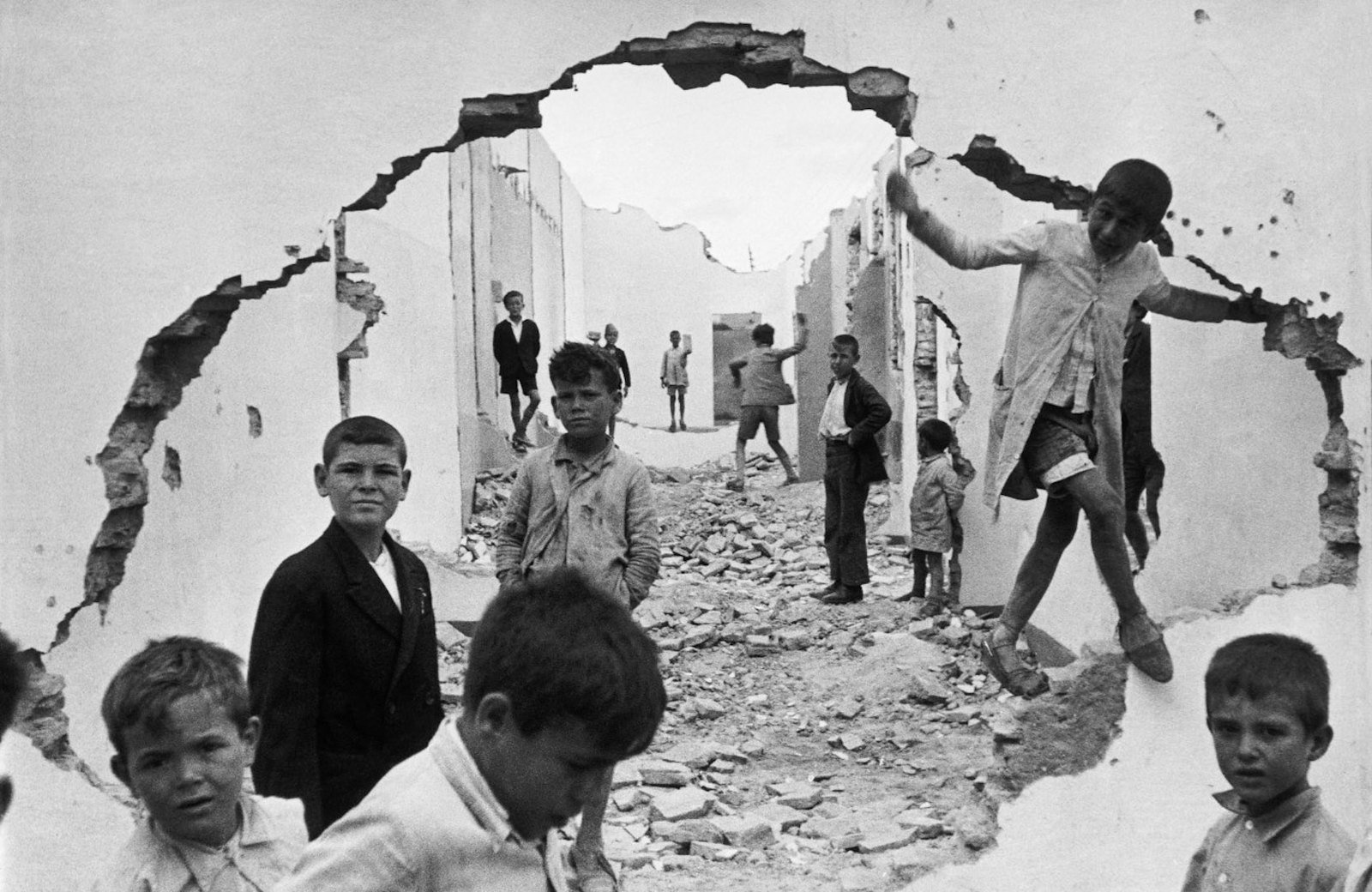 1933 Siviglia, Henri Cartier-Bresson Black and White Street Photo