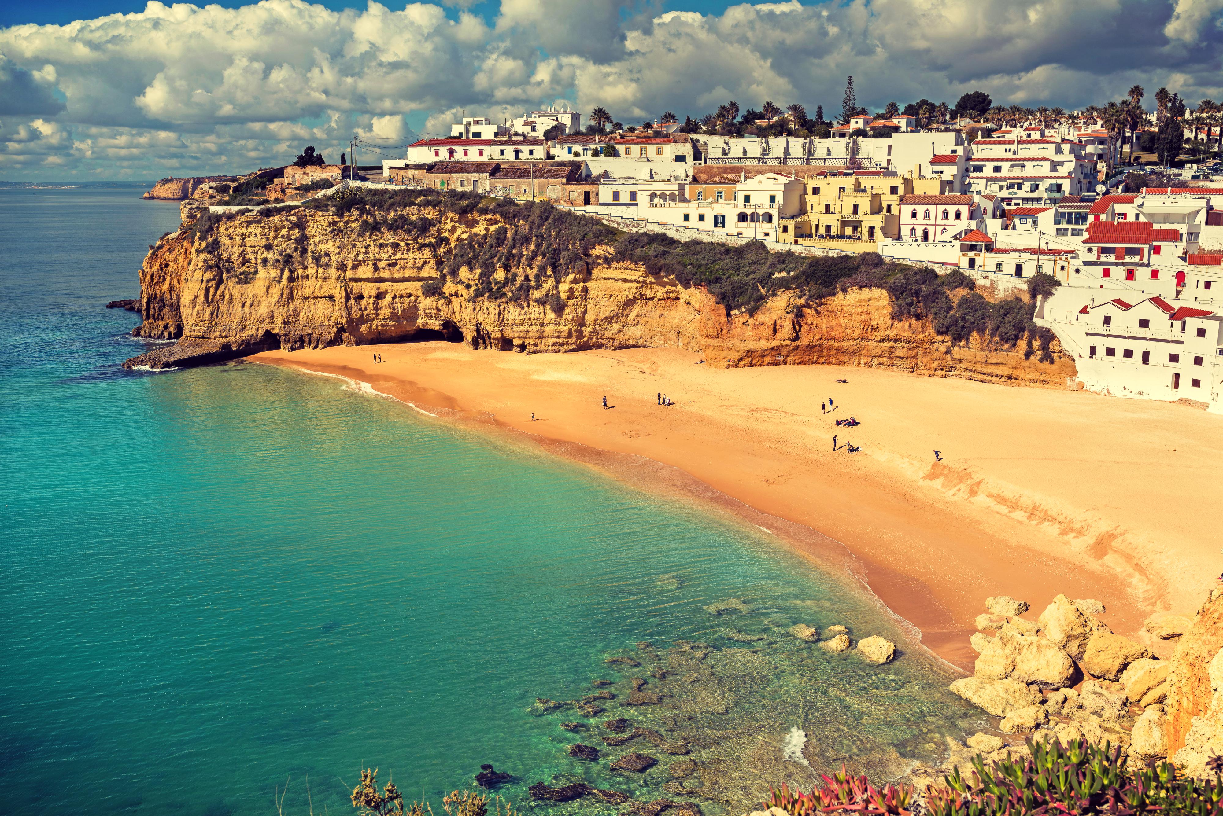 Portugal Algarve Faro - La magia della Grotta di Benagil in Portogallo / The leading portuguese beach resort of faro rather exudes the feeling of a big city and is one of the true highlights of the algarve.