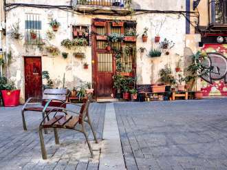 Flower-pot house on Carrer de l'Allada-Vermell in Born, Barcelona