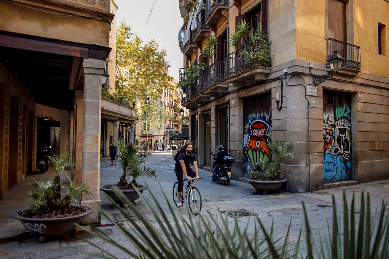 Cycling in Barcelona's Old Town - Gothic Quarter, Born, Raval