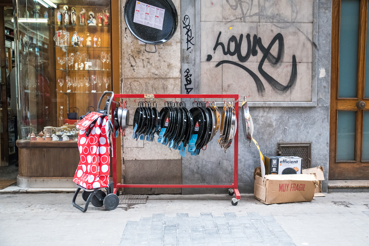 Shopping for paella pans in Valencia - by Ben Holbrook Shopping for paella pans in Valencia - by Ben Holbrook