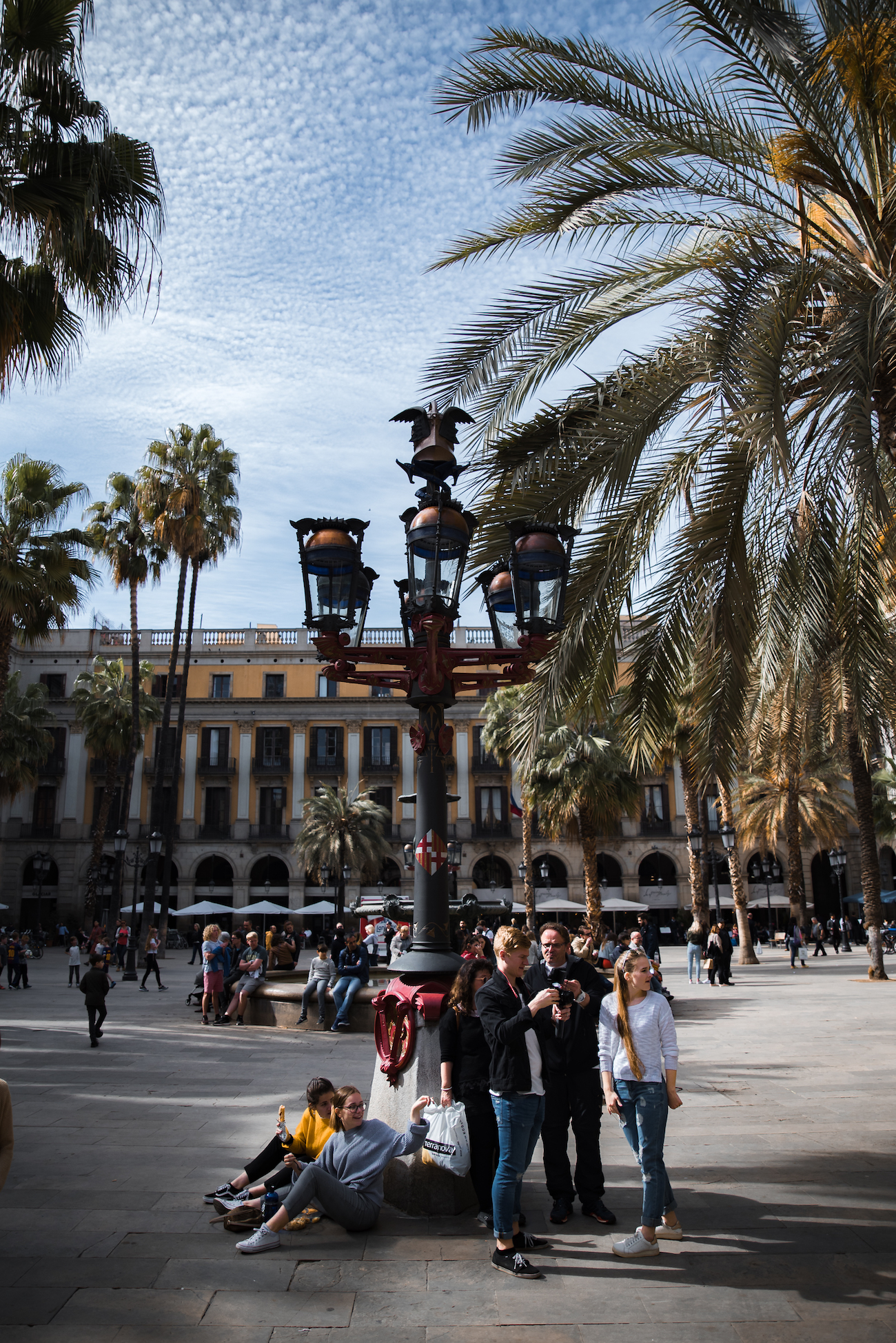 Plaça Reial – Barcelona's palm-filled square/playground (Gothic Guarter) Plaça Reial – Barcelona's palm-filled square/playground (Gothic Guarter)