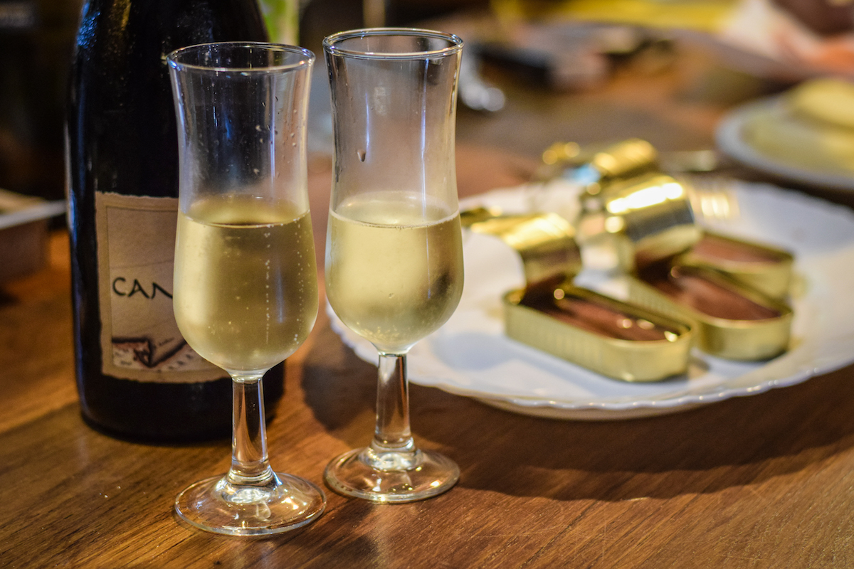 Sparkling wine (exactly the same thing is Champagne) and Cantabrian anchovies at Bodegas Vidular. Sparkling wine (exactly the same thing is Champagne) and Cantabrian anchovies at Bodegas Vidular.