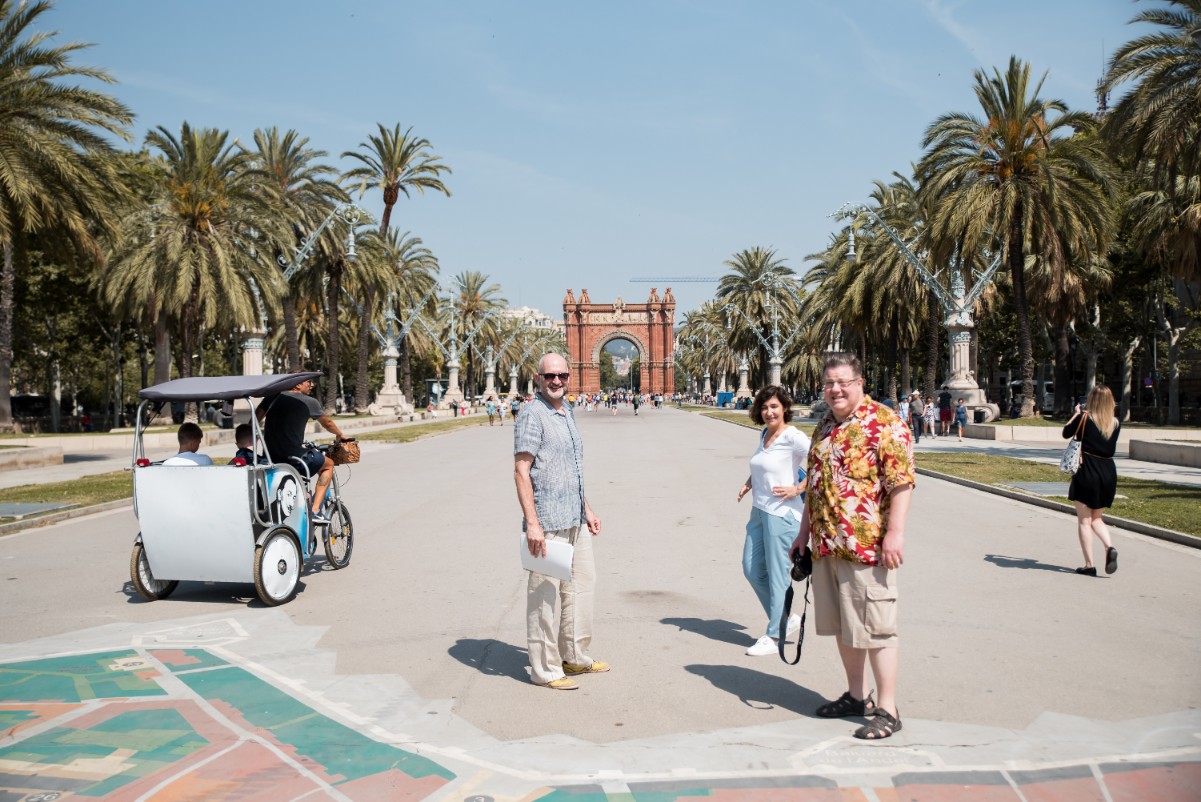 Rafa guiding us to Barcelona's very own Arc de Triomf - on the FLC Barcelona Architecture Tour. Rafa guiding us to Barcelona's very own Arc de Triomf - on the FLC Barcelona Architecture Tour.