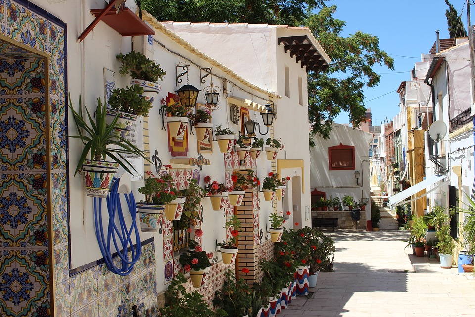 neighborhood-of-the-santa-cruz in Alicante