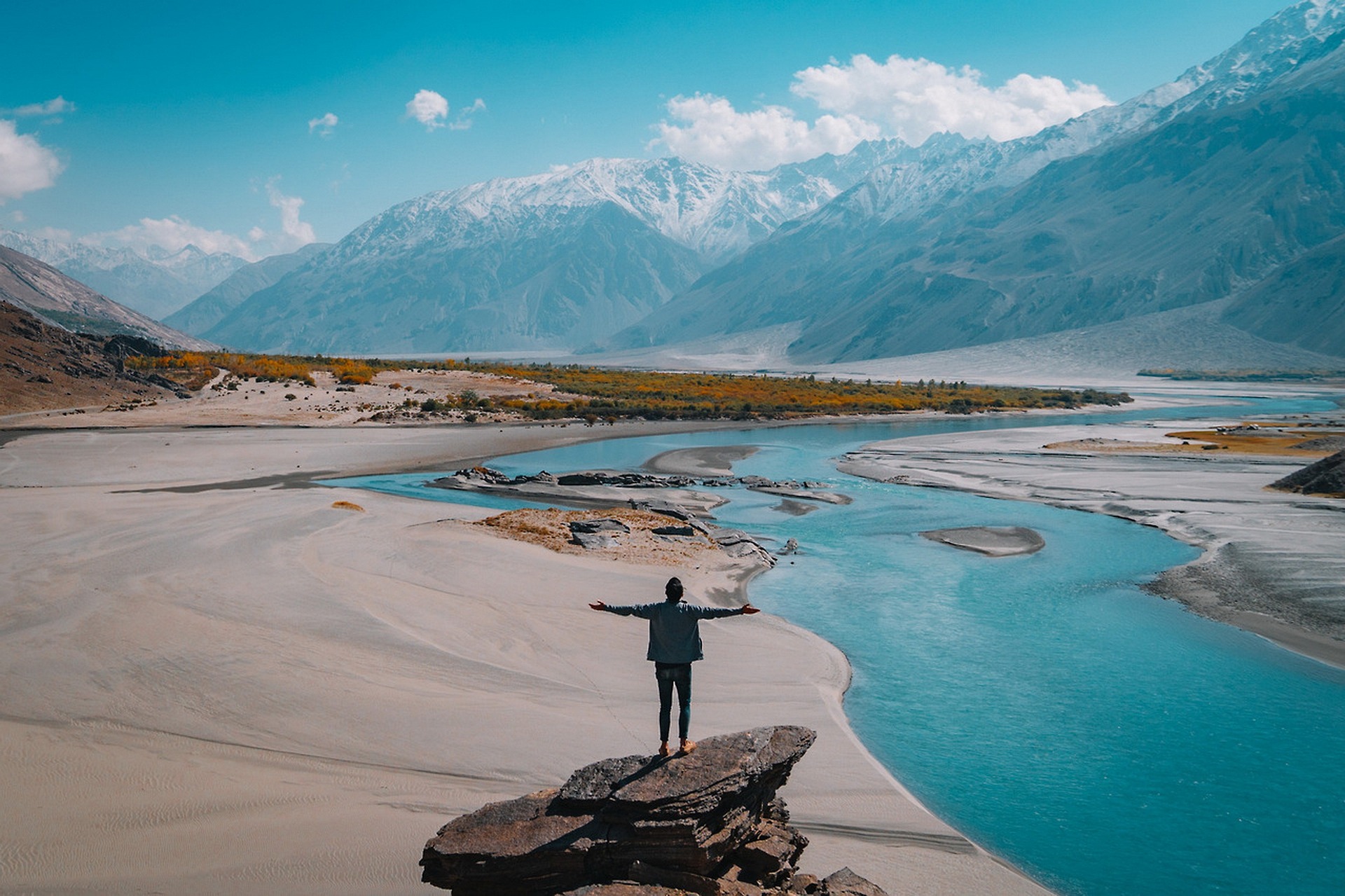 Solo But Never Lonely: A Personal Guide to Meaningful Solo Travel Experiences – Driftwood Journals